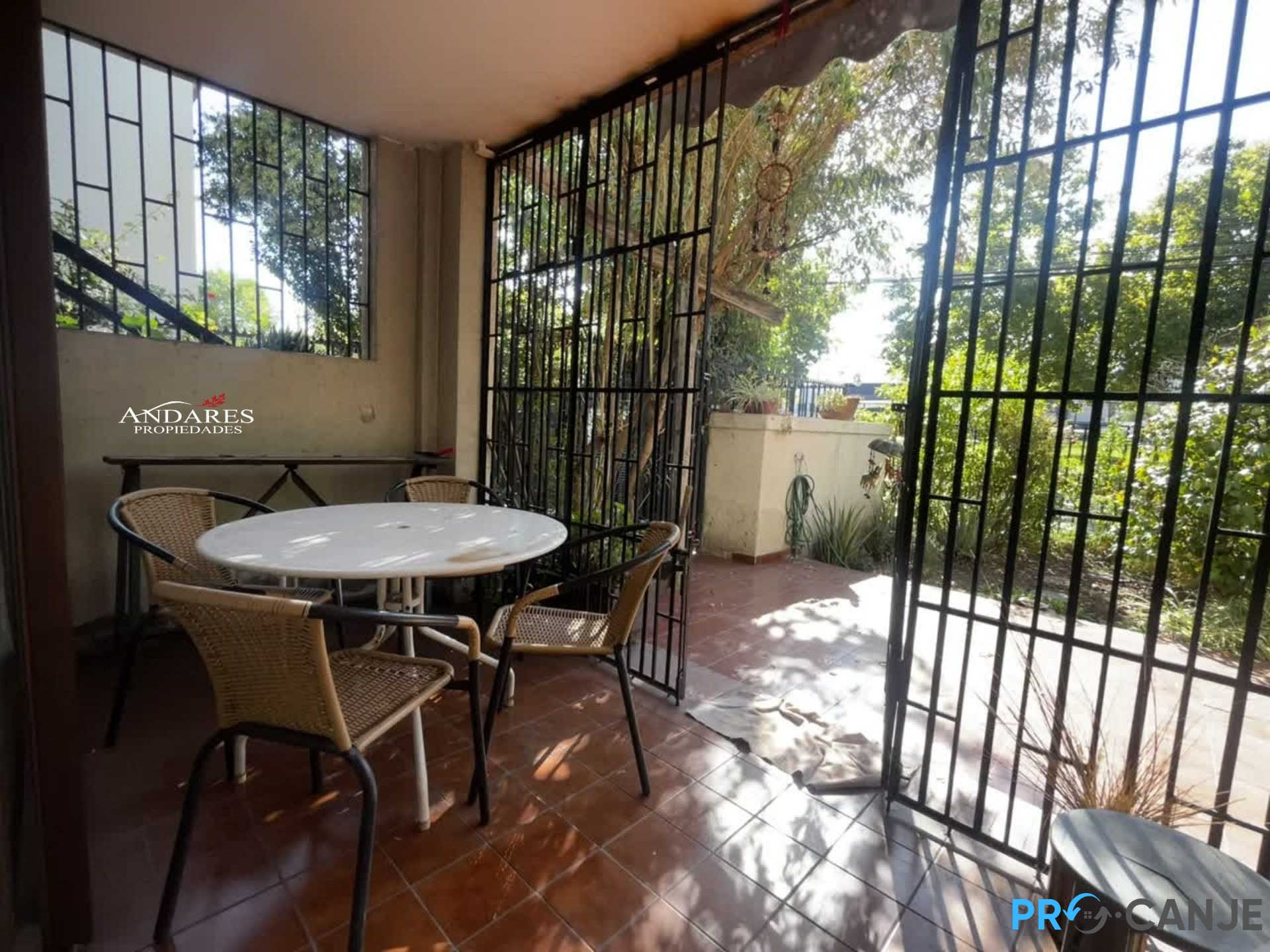 1er piso con terraza y gran jardín 4 dormitorios 3 baños, Metro *