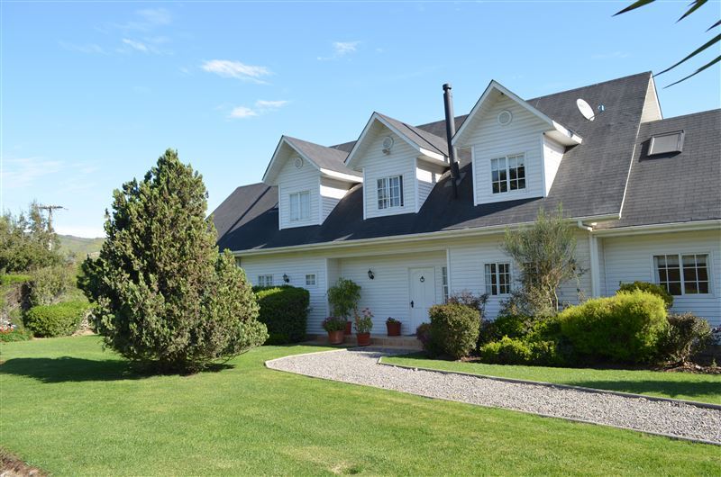 VENTA DE PARCELA 5000M2 CON CASA ESTILO CANADIENSE Y CABAÑA.