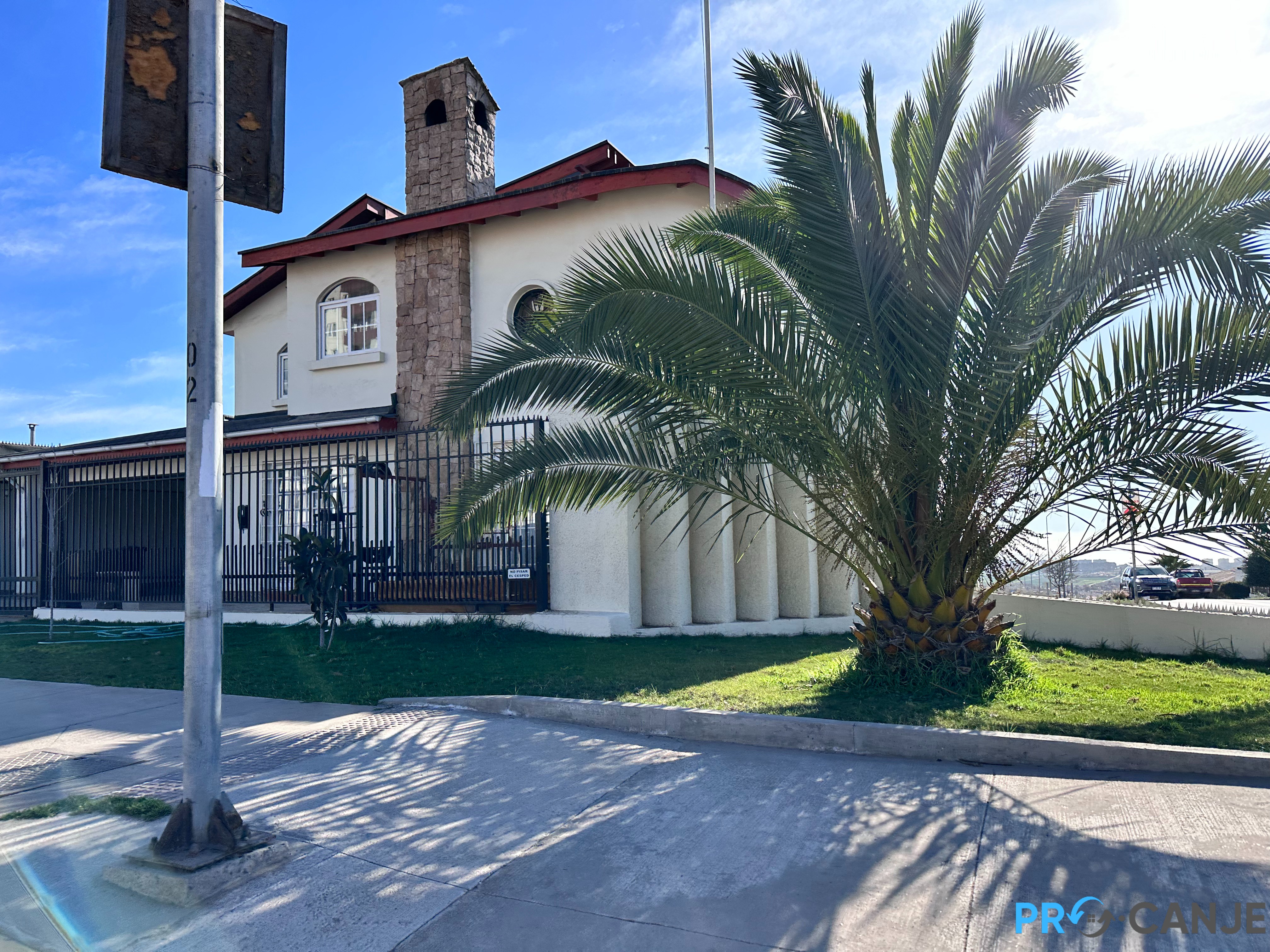 Amplia casa esquina en venta