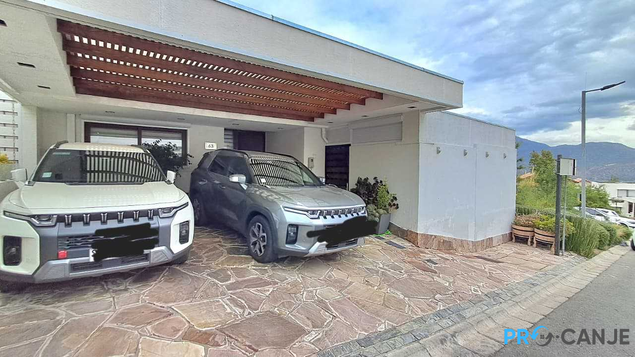 AMPLIA CASA CONDOMINIO HACIENDA EL PEÑÓN